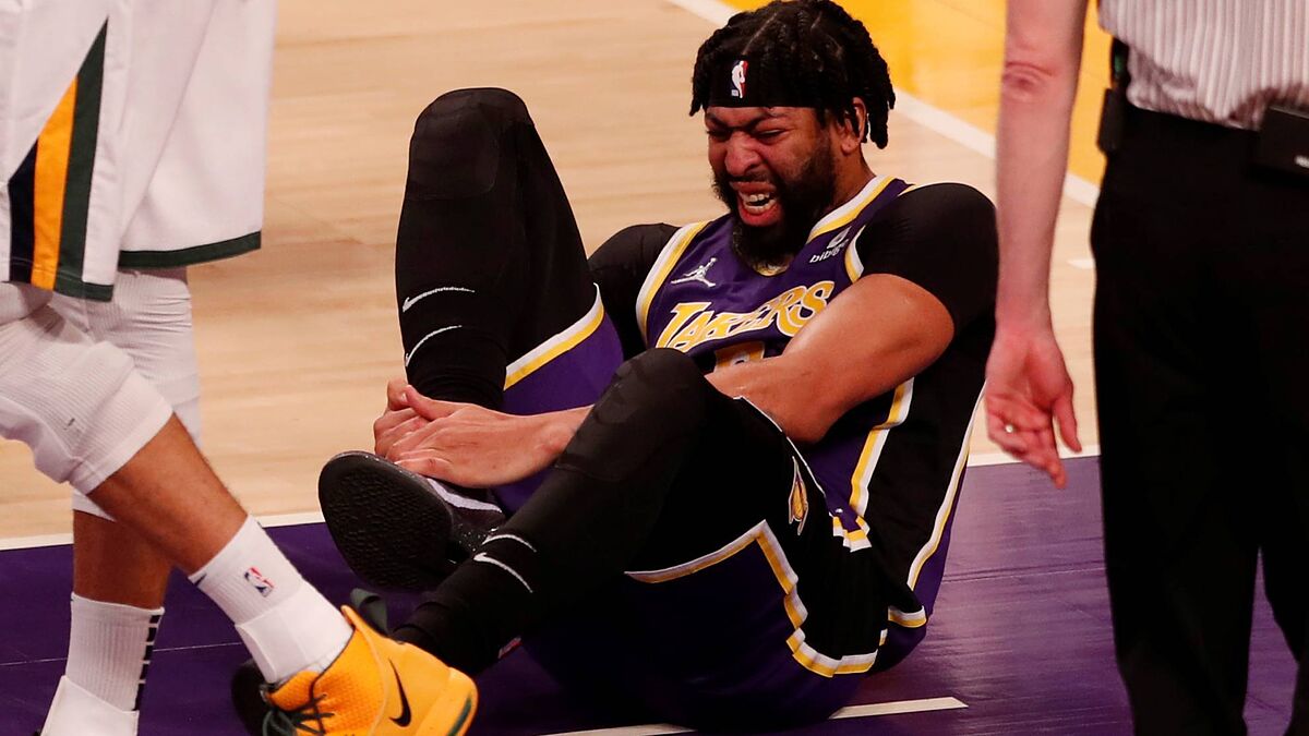 Questionable with knee injury, Lakers' Anthony Davis says he'll