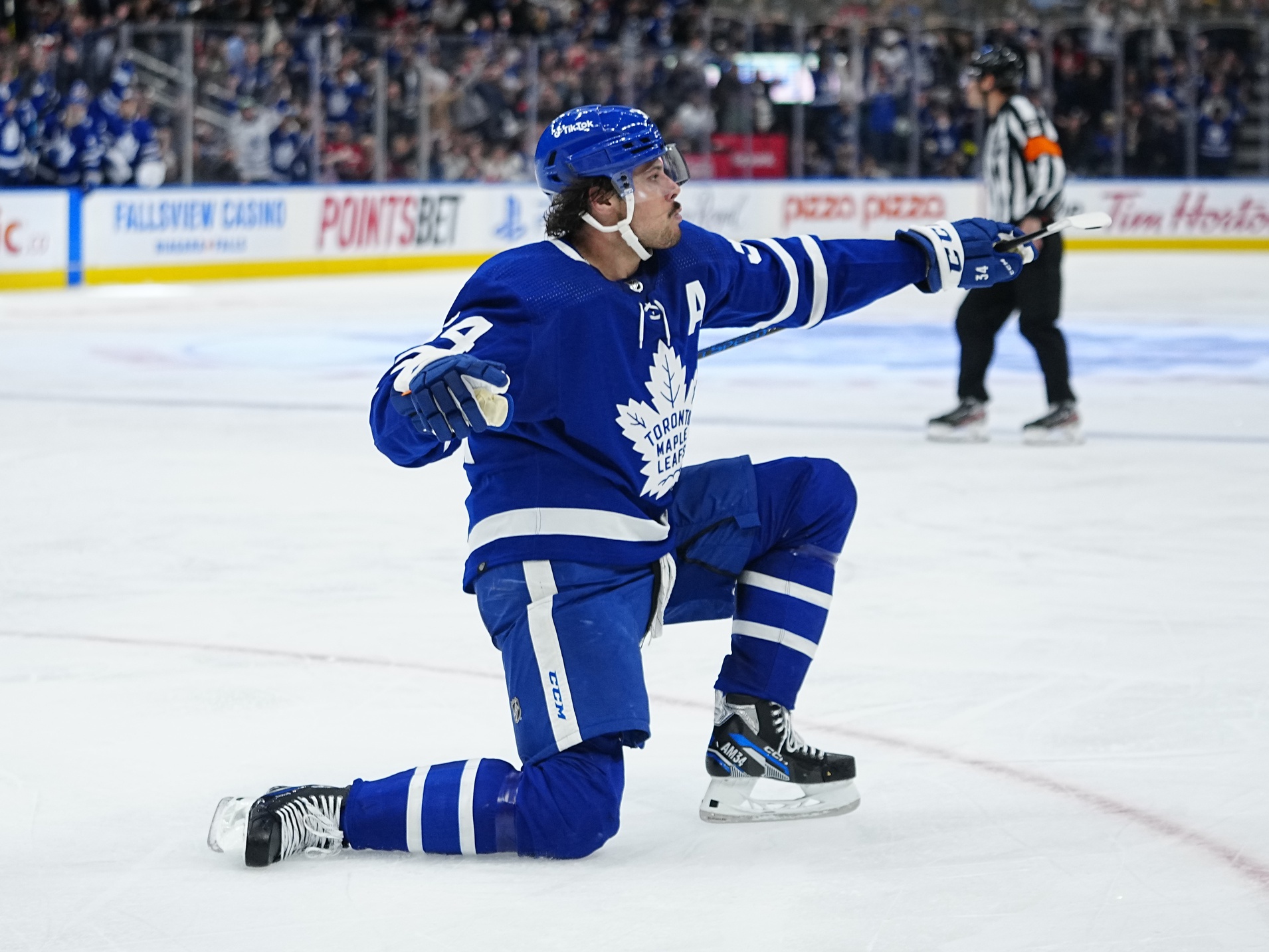 Leafs center Auston Matthews (knee) close to returning